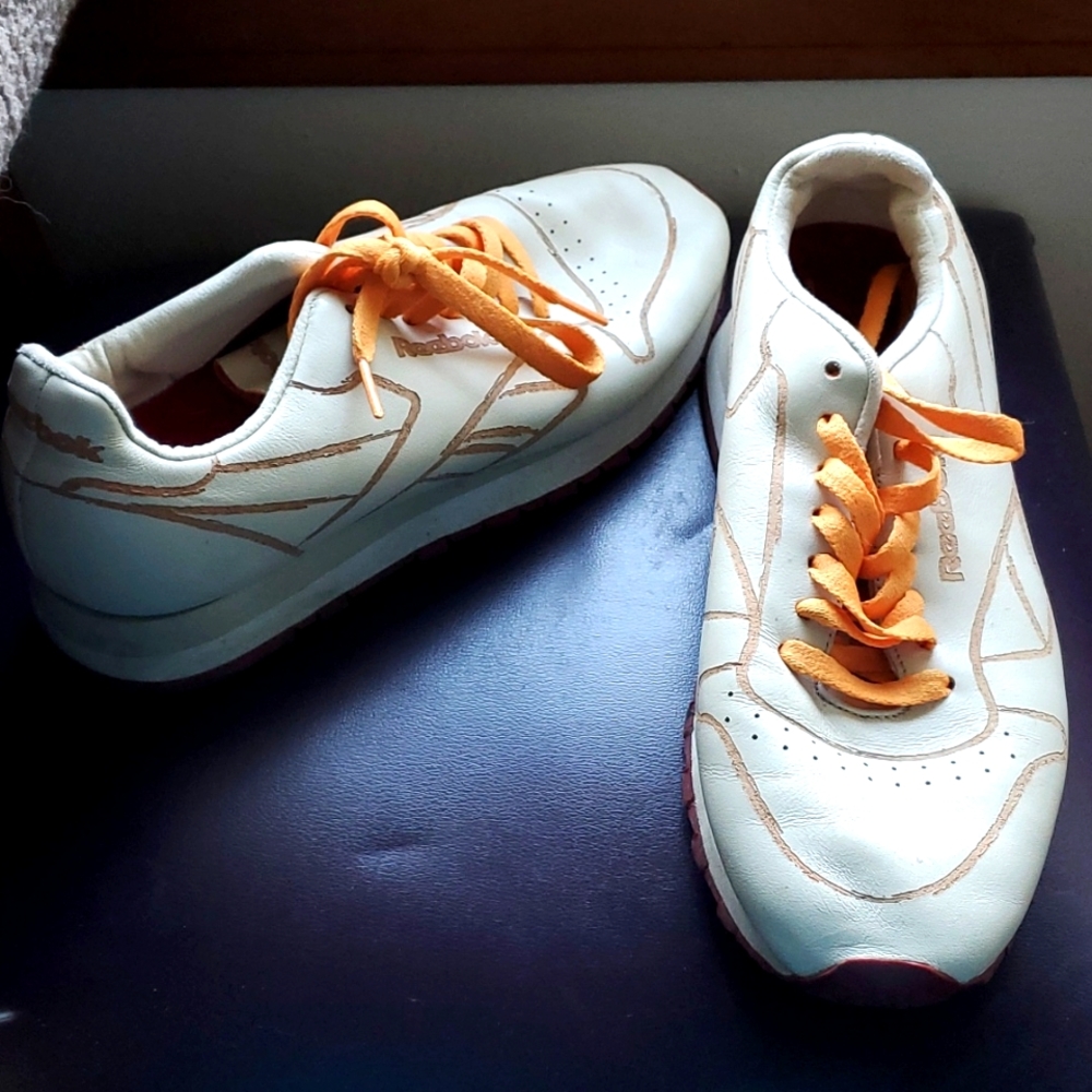 Reebok sneakers 7.5 in men's, ~9 in women's